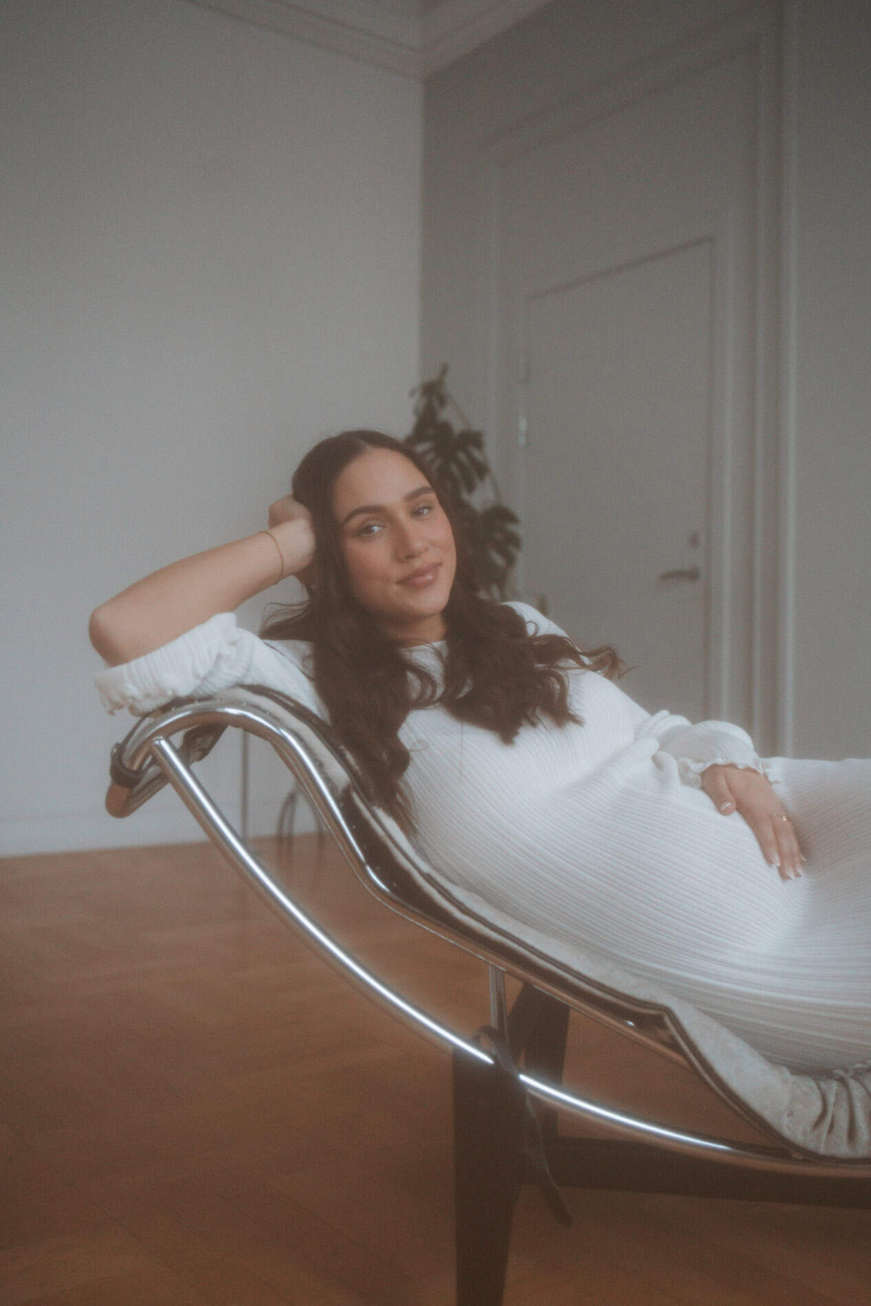 Kreativ gravidfotografering i hjemmet, portrett av forventningsfull kvinne.