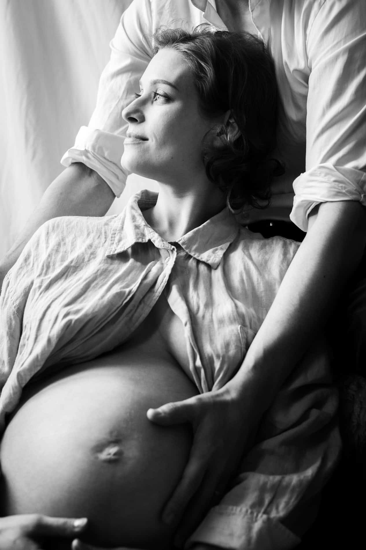 Kvinne som poserer for gravidfotografering i Oslo, med fokus på naturlig skjønnhet og familietema.