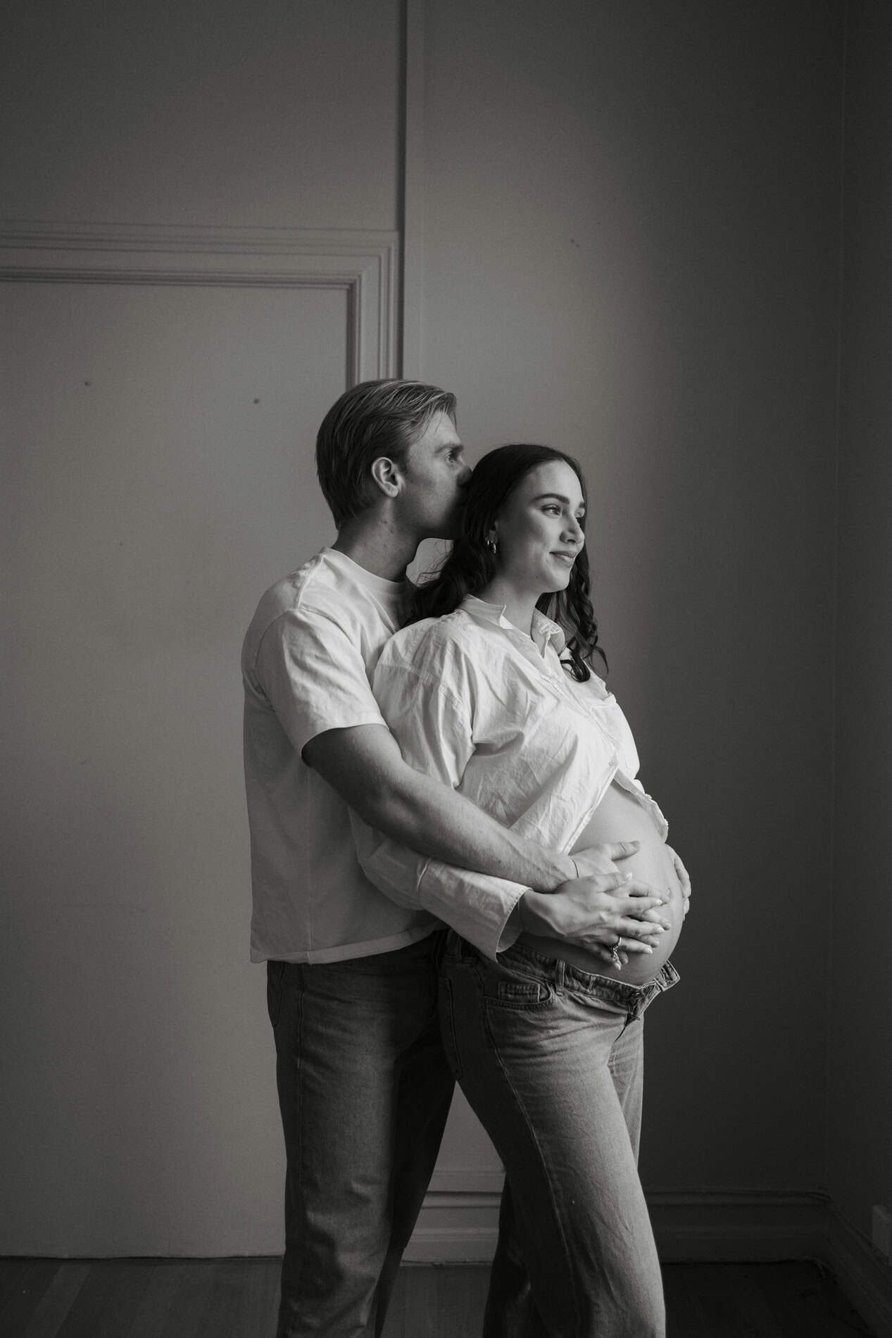 Familiebilde av gravid kvinne og partner i studio, fotograf Heidi Henriksen.