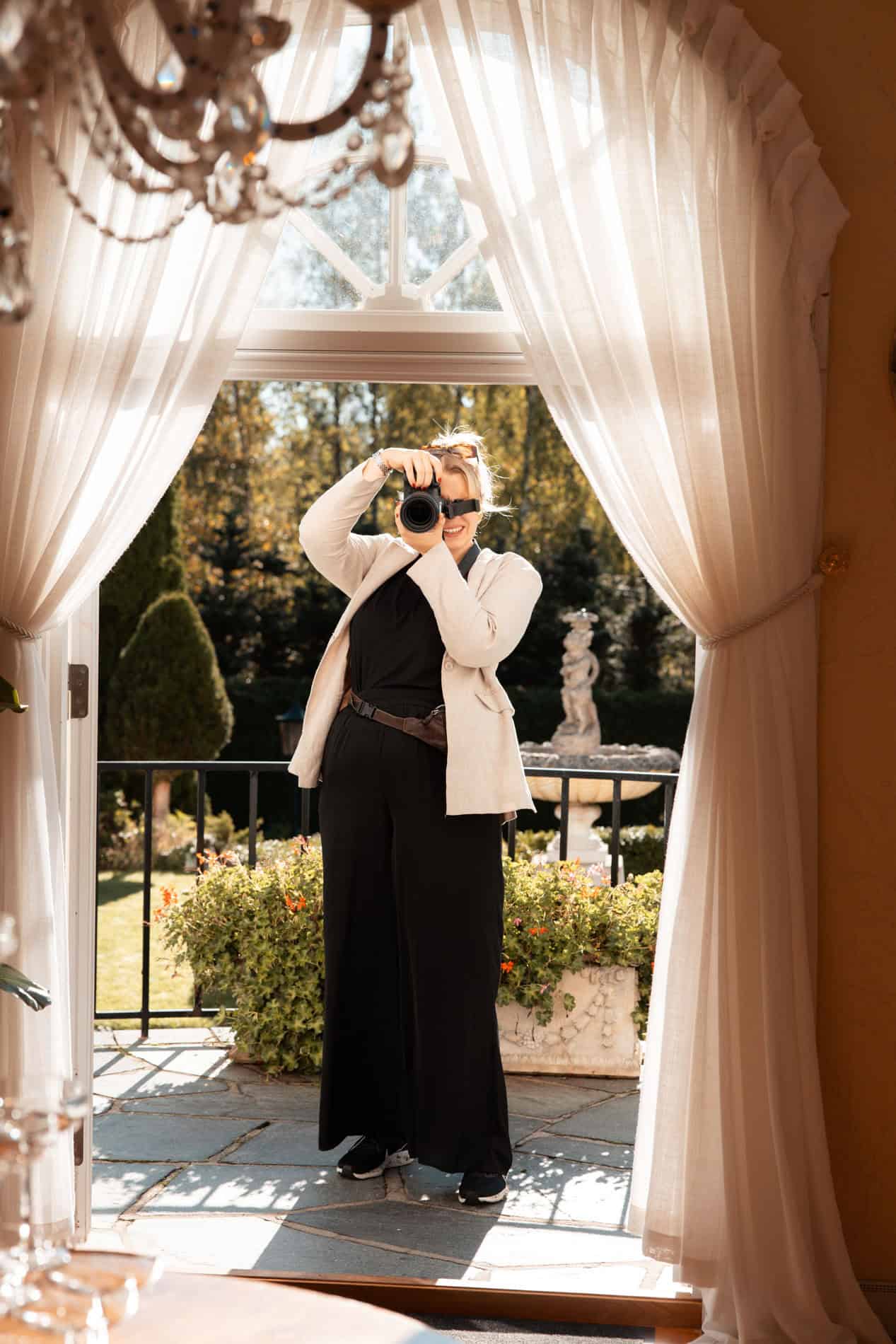 Bilde av Heidi Henriksen som tar bilder utendørs i et lyst rom.