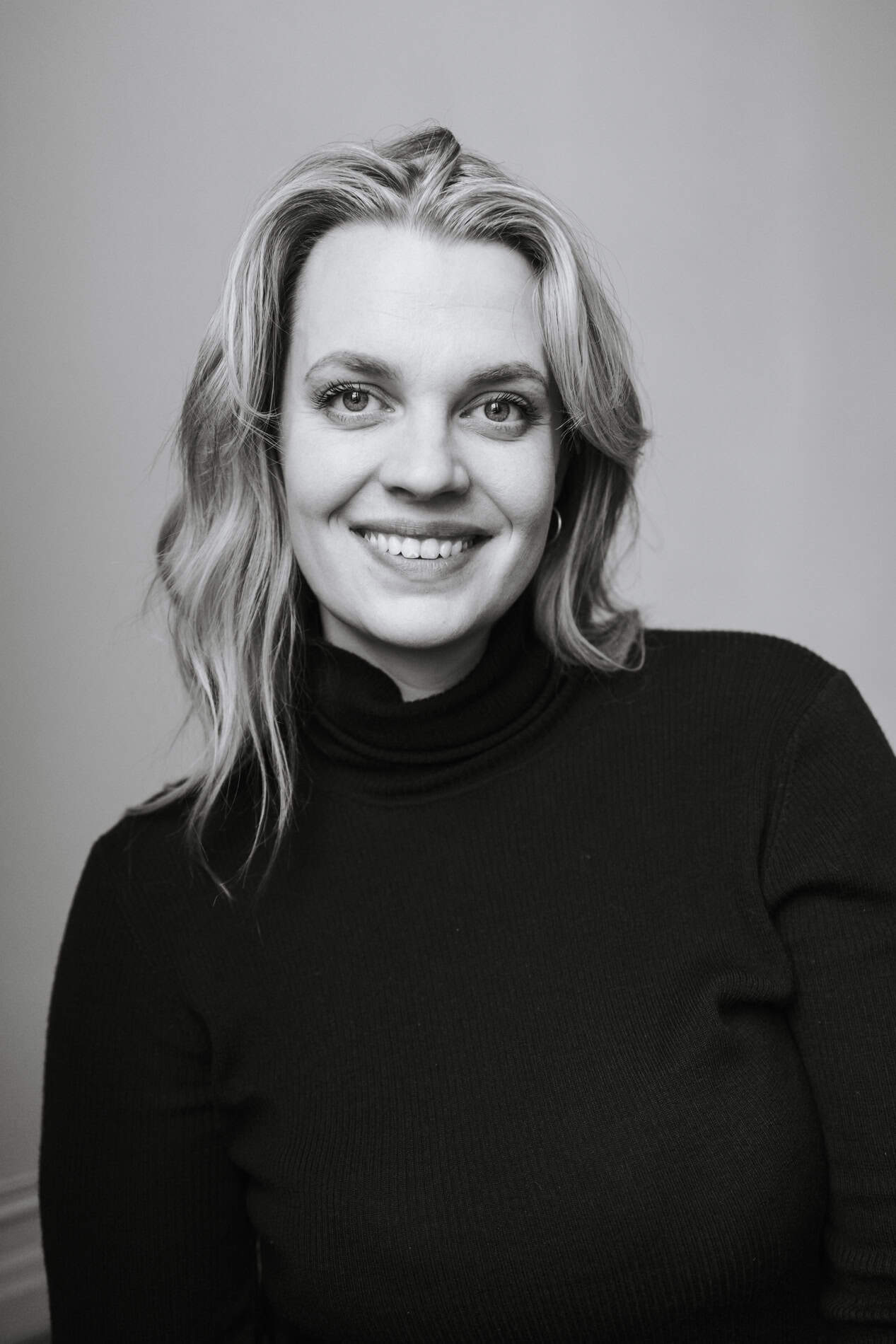Heidi Henriksen smilende portrettfotograf i Oslo.
