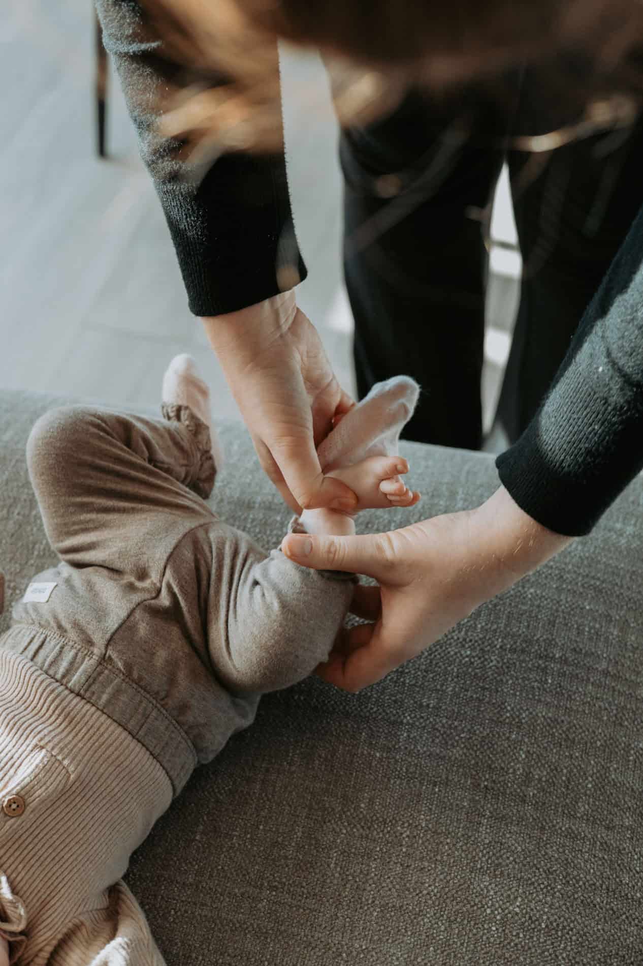 Nydelig øyeblikk av foreldre som holder barnets hånd, tatt av Heidi Henriksen, profesjonell familief.