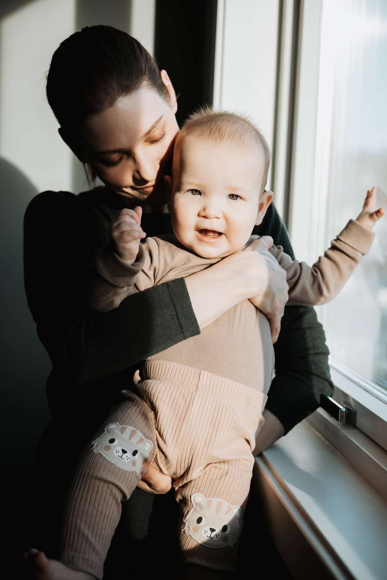 Barn og mor i koselig hjemmemiljø, fotograf Heidi Henriksen.