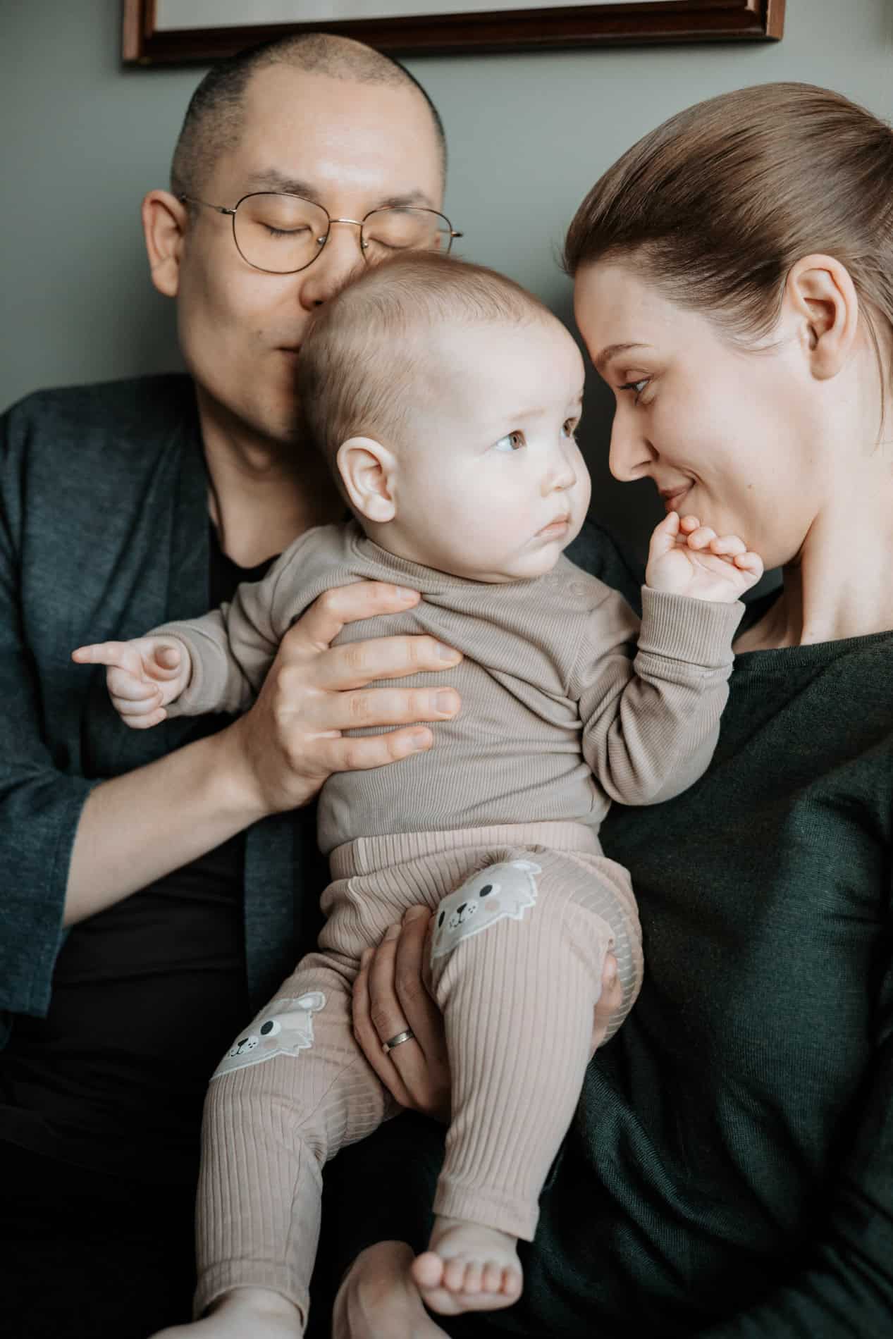 Familieportrett med foreldre og barn, fotograf Heidi Henriksen, Oslo.