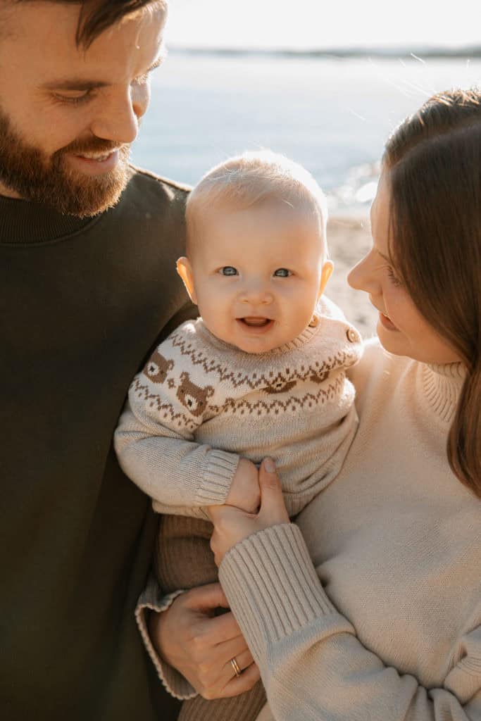 Familiefotografi med foreldre og barn ved sjøen i Oslo. Profesjonell fotograf Heidi Henriksen.