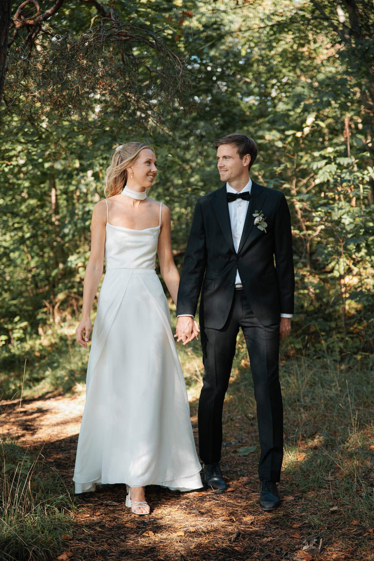 Bryllupsfoto av et par i skog, Oslo, fotograf Heidi Henriksen.