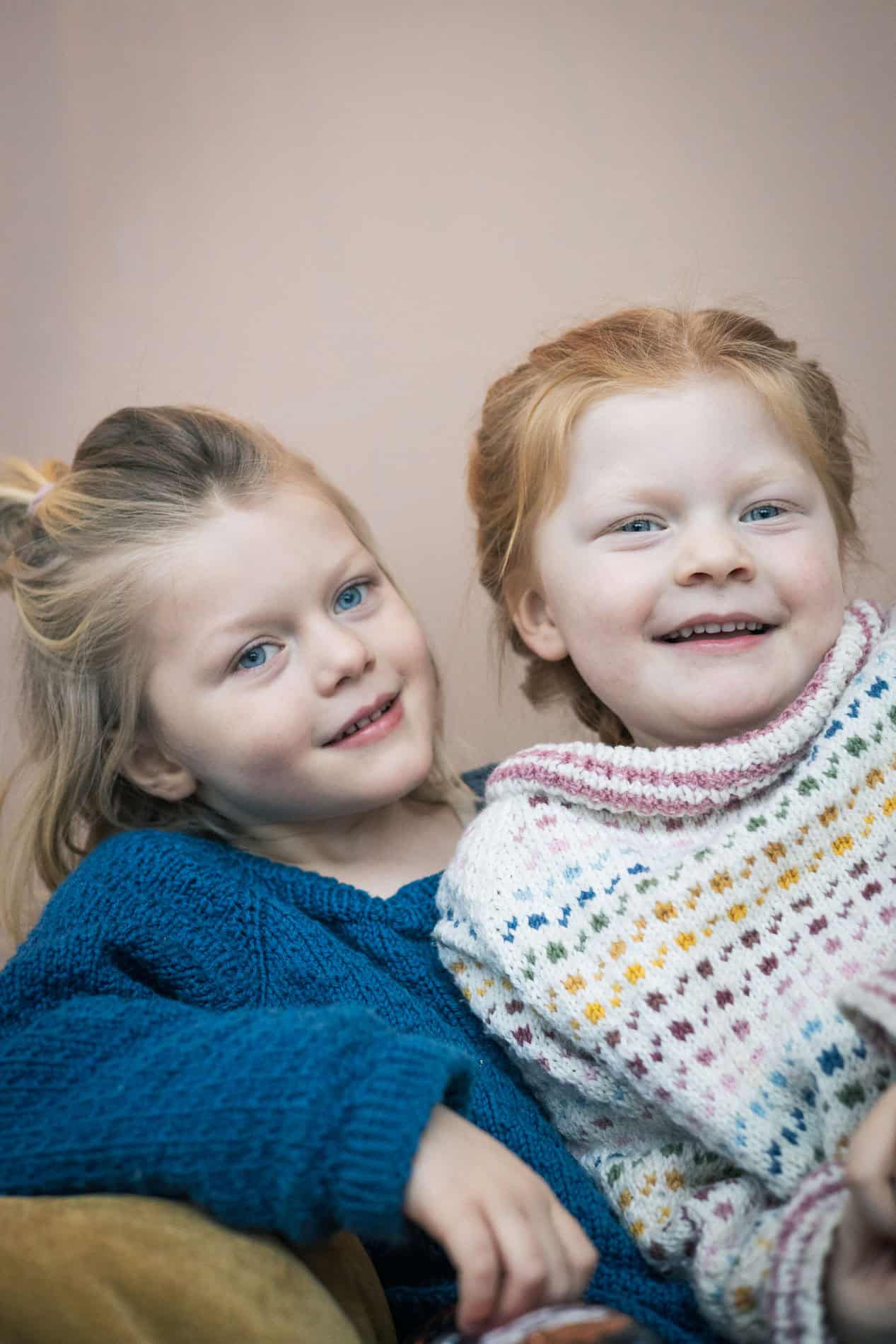 En varm og naturlig familiefotografering i Oslo med to smilende jenter, perfekt for familiebilder og.