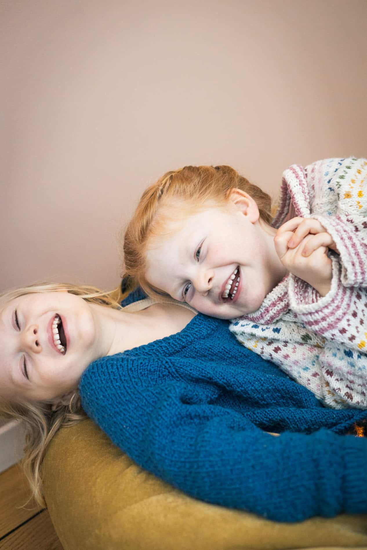 Barn og foreldre ler sammen under familiefotografering i Oslo. Profesjonell fotograf for minnerike f.