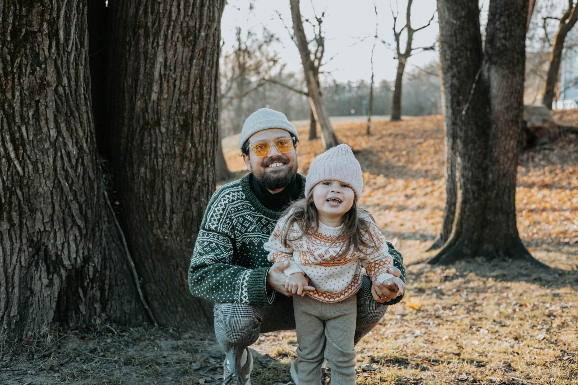 Familiefotograf i Oslo med fokus på naturlige og varme bilder av familie i høstskogen.
